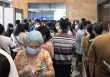 Ngân hàng lỗi cho khách hàng rút tiền thoải mái, người dân ồ ạt xếp hàng dài rút cả chục tỷ