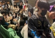 Cảnh tượng gây phẫn nộ: Nam idol 16 tuổi sợ sệt khi bị fan cuồng quây kín, dí điện thoại vào mặt livestream tại sân bay