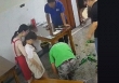 Bức ảnh bí mật chụp trên tàu 'dậy sóng' cộng đồng mạng: Điều đáng sợ nhất của 1 gia đình không phải là nghèo khó mà là thứ này