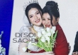 Mẹ Quang Hải trao 3 chiếc kiềng vàng cho Chu Thanh Huyền trong ngày cưới, hạnh phúc ôm chầm lấy con dâu