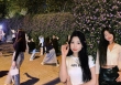 12 giờ đêm hàng chục 'nàng thơ' vẫn chen chân xếp hàng, tìm mọi cách sống ảo với bức tường mới nổi ở Hà Nội