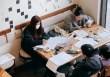Đang 'tám' với bạn trong quán cà phê thì bị nhắc 'im lặng để người ta làm việc': Rốt cuộc làm gì ở quán cà phê mới đúng?