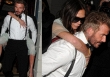 Góc chồng nhà người ta: David Beckham cõng vợ ra về sau khi tan tiệc vào lúc 2h30 sáng, quan tâm đến từng chi tiết nhỏ