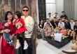 Cầu thủ từng 'nghèo nhất Việt Nam' giờ có vợ đẹp, con ngoan, xây nhà to như biệt thự mời cả đội bóng đến chơi 