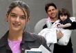 Suri Cruise chính thức dừng nhận khoản trợ cấp 10 tỷ/năm từ bố, nhưng nhìn cách cô bé được mẹ nuôi dạy nhiều năm qua mới thấy: Chả sao cả!