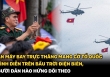 Dàn máy bay trực thăng mang cờ Tổ quốc trình diễn trên bầu trời Điện Biên, người dân hào hứng dõi theo