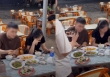 Chồng thản nhiên ngồi ăn khi bị bắt gặp ngoại tình, vợ cay đắng: Tại sao vợ đang bầu mà lại chở nhau đi dan díu