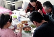 U60 về hưu, được cơ quan làm tiệc chia tay hoành tráng nhưng khi về nhà với con cháu mới cay đắng nhận ra sai lầm từ 30 năm trước