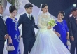 Hé lộ hình ảnh đầu tiên trong đám cưới Hồng Duy và vợ thạc sỹ: Cô dâu xinh đẹp xúc động nắm tay chú rể bước vào lễ đường