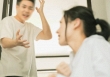 Chồng không muốn vợ mặc đẹp khi đi họp lớp, tưởng anh ghen hóa ra nguyên nhân lại bất ngờ hơn: Hệ quả của xuất thân nghèo khó