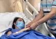 Nữ bác sĩ bị kính rơi vào người được xuất viện, bố nghẹn ngào: 'Giờ con nằm trên giường bệnh lại là lúc bố được nhìn thấy con nhiều nhất'
