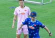 Bất ngờ với phong cách xì tin của HLV Kim sang-sik, tương tác vui vẻ trong buổi tập đầu tiên của ĐT Việt Nam 
