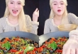 TikToker Tóc Vàng Hoe gây tranh cãi vì 'bí content' nên mukbang cả đá cuội nhưng sự thật khiến nhiều người bất ngờ