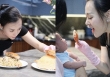 Phương Oanh đang ở cữ vẫn tự tay nấu ăn cho Shark Bình, cặp nhóc tỳ sinh đôi gây chú ý khi xuất hiện trong bếp cùng mẹ