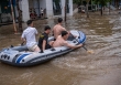 Toàn cảnh Hà Nội ngập kinh hoàng sau trận mưa lớn: Nhiều tuyến phố thành sông, người dân mang thuyền phao ra chèo, xe chết máy la liệt