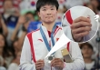 Olympic 2024: Nữ vận động viên mang một vật bí ẩn khi lên nhận giải hút 14 triệu lượt xem, fan xúc động khi biết sự thật đằng sau
