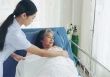 Mẹ chồng nhập viện, chồng tôi mang 2 triệu đến thăm và hỏi một câu khiến mẹ đau trào nước mắt