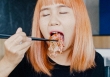 Ăn gì không quan trọng nhưng lúc ăn làm 4 việc này chất độc, vi nhựa, chất hóa dẻo thi nhau trôi tuột vào bụng