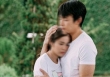 Nhiều đêm tôi giật mình tỉnh giấc, nhìn chằm chằm cổ tay đầy vết sẹo mà run sợ, chồng liền hỏi một câu khiến tôi ôm chầm anh