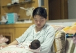Con vừa ra đời được 1 tuần, chồng tôi đã vội đi làm giấy khai sinh, nhìn cái tên anh tự ý đặt mà tôi tức đến đau ngực