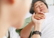 Mỗi tháng nhận lương hưu, tôi lại chia đều cho các cháu, đến lúc bệnh cần tiền, các con đưa trả 2 cái túi vải