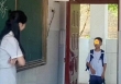 Ngày đầu khai giảng, cậu bé “chết lặng” tại chỗ, không dám vào lớp khi nhìn thấy cô giáo chủ nhiệm của mình