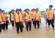 Thủ tướng chỉ đạo bảo đảm an toàn đê điều, hồ đập; triển khai phương tiện, kể cả trực thăng, hỗ trợ người dân