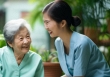 Mẹ chồng khen con dâu cả tuần nào cũng mang đồ qua biếu, còn dâu út chẳng có gì, liền bị hàng xóm 'tạt cho gáo nước' bừng tỉnh