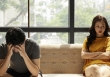 Chồng tự ý rút 100 triệu tiền tiết kiệm đem về chia cho các cháu, tôi bực tức trách cứ thì anh hậm hực nói ra một bí mật