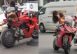 Va chạm xe nhưng ai cũng lo lắng cho tài xế ô tô thay vì cô gái xinh đẹp lái moto, tất cả chỉ bởi một chi tiết