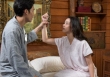 Đi làm về muộn, thấy mâm cơm để phần mình, tôi liền lấy cuốn sổ đỏ đặt lên bàn khiến chồng xám mặt còn em chồng tức tối