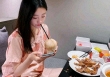 4 cái giá đắt về sức khỏe bạn phải đánh đổi nếu dùng điện thoại, máy tính khi ăn uống
