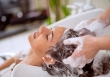 Nguy cơ sức khỏe tiềm ẩn khi gội đầu tại tiệm