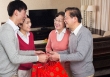 Chồng cản vợ biếu ông bà ngoại 5 triệu ăn Tết, đến khi nhìn túi quà anh biếu 2 người thì tôi giật mình ngã ngửa