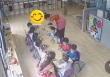 Giữa trưa kiểm tra camera lớp học mầm non, nhìn thấy thứ trên đầu con, bà mẹ cười ná thở: Đi học hay đi đóng phim?