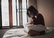 Nửa đêm nghe tiếng con gái khóc trong phòng, tôi vào hỏi thì con khẩn cầu đầy đau đớn: Ly hôn ngay lập tức, không thể chần chừ