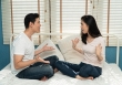 Sáng sớm, chồng ném sổ tiết kiệm vào người tôi kèm theo câu rít gào nặng nề: Số tiền bán đất bố mẹ cho khiến gia đình khủng hoảng