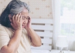 Đưa mẹ chồng đi khám bệnh, vừa về, bà liền để lại nhà đất cho con trưởng, tôi đang ấm ức thì bà rút ra một cuốn sổ đỏ khác