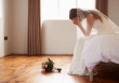 Đêm tân hôn, chồng bắt tôi ký cam kết không nhận tài sản, tôi mở tủ, lấy ra 2 thứ mà anh ta tái mét mặt mày