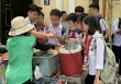 'Xiên bẩn', kẹo 'mắt' cổng trường: Mối lo ngộ độc thực phẩm rình rập học sinh