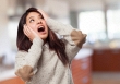 Nửa đêm đang ngủ thì khói nghi ngút cùng mùi khét lẹt bay vào phòng, vợ chồng tôi hốt hoảng chạy ra thì thót tim thấy mẹ đứng trong bếp