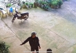Xông vào nhà dân với vật giống dao: Phụ nữ và trẻ em bị uy hiếp ngay trong không gian an toàn nhất