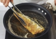 Rán cá đừng chỉ cho mỗi dầu: Thêm 3 thứ này vào chảo, đảm bảo cá vàng giòn đẹp mắt, không lo bắn dầu