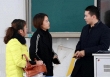 Giữa đêm, ông bố nhắn tin xin lỗi vì con học kém, cách trả lời của cô giáo khiến dân tình tròn xoe mắt: Chưa từng thấy!