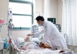Chàng trai đột nhiên không thể dậy khỏi giường, tiểu không tự chủ vì 1 thói xấu ban đêm nhiều người trẻ mắc