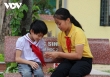 4 năm cõng bạn đến trường và nghị lực của cô học trò tật nguyền