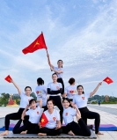 Nhiều nhóm nữ yoga chào mừng Quốc khánh bằng hình ảnh nghệ thuật cùng Quốc kỳ.