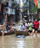 Hà Nội: Nhộn nhịp dịch vụ chèo thuyền đưa đón người dân tại vùng lũ ven sông Hồng