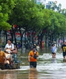 Hà Nội: Nhiều tuyến phố vẫn ngập sâu sau mưa lớn
