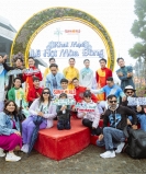 Du khách Tây thích thú săn mây, check in hoa Sen đá trên đỉnh Fansipan